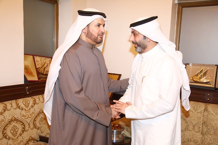 النائب السابق حمدان العازمي مستقبلا أحد ناخبيه