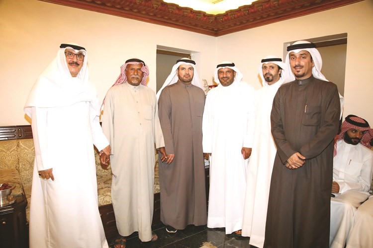 أبناء الدائرة الخامسة في ديوان حمدان العازمي