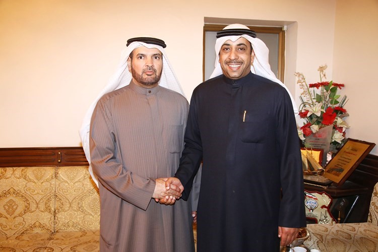 النائب السابق حمدان العازمي مستقبلا أحد الناخبين
