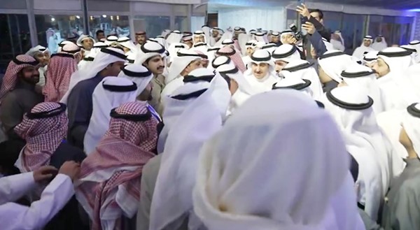 الدقباسي محاطا بعدد كبير من الحضور