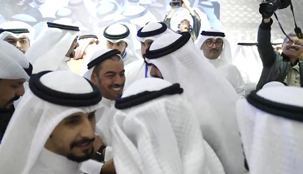 الدقباسي متوسطا الناخبين