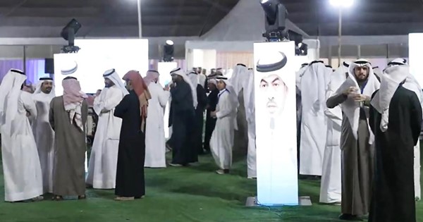 جانب من الحضور خارج المقر