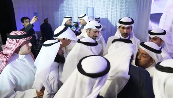 علي الدقباسي محاطا بمحبيه