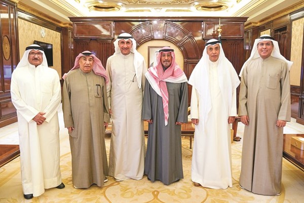 سمو الشيخ د.محمد الصباح مستقبلا مجموعة من أهالي الشهداء والمفقودين