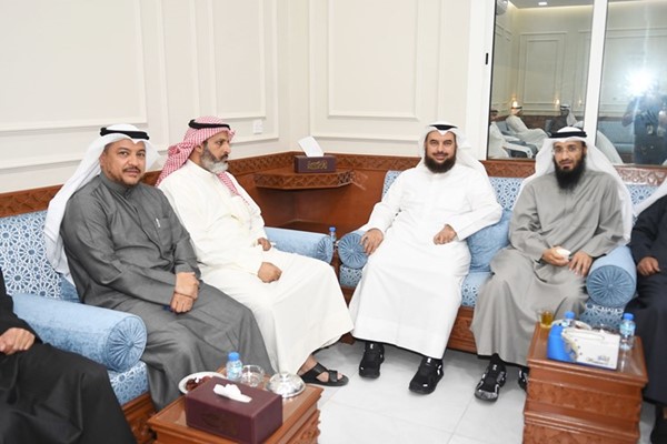 د.جمعان الحربش يتوسط عددا من الحضور