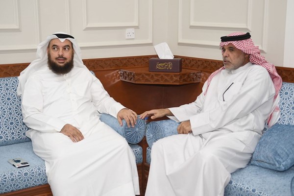 د.جمعان الحربش وأحد أبناء الدائرة