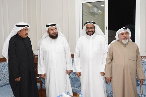 د.جمعان الحربش يتوسط عددا من المهنئين