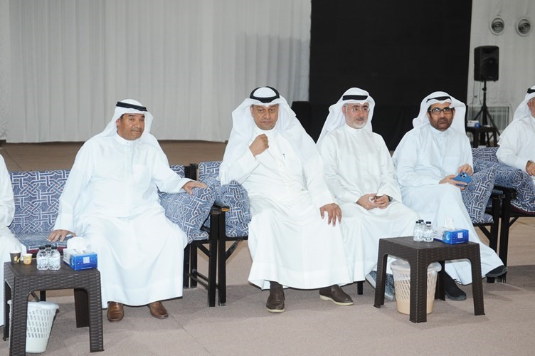 أ.د.حمد المطر يتوسط عددا من الناخبين