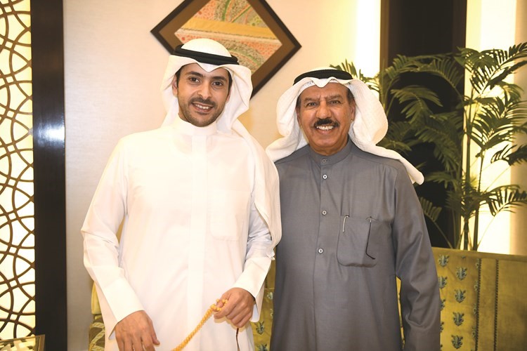 المدلج مع أحد أبناء الدائرة