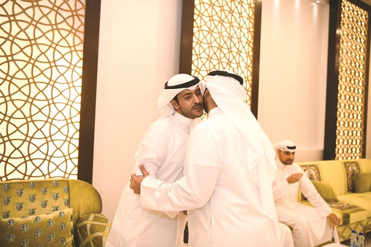 النائب السابق مرشح الدائرة الأولى حمد المدلج مرحبا بأحد الحضور