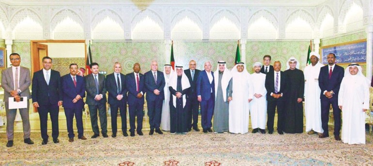سعود عبدالعزيز البابطين وعادل العسومي وعدد من السفراء والديبلوماسيين والحضور في لقطة تذكارية بعد توقيع الاتفاقية(ريليش كومار)