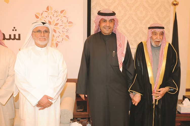 أنس الصالح متوسطا د.خالد المذكور ومحمد العمر