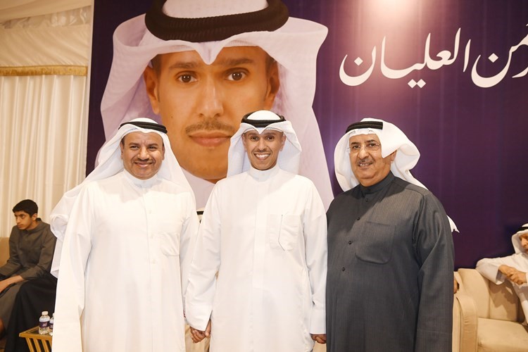 العليان مع اثنين من الناخبين