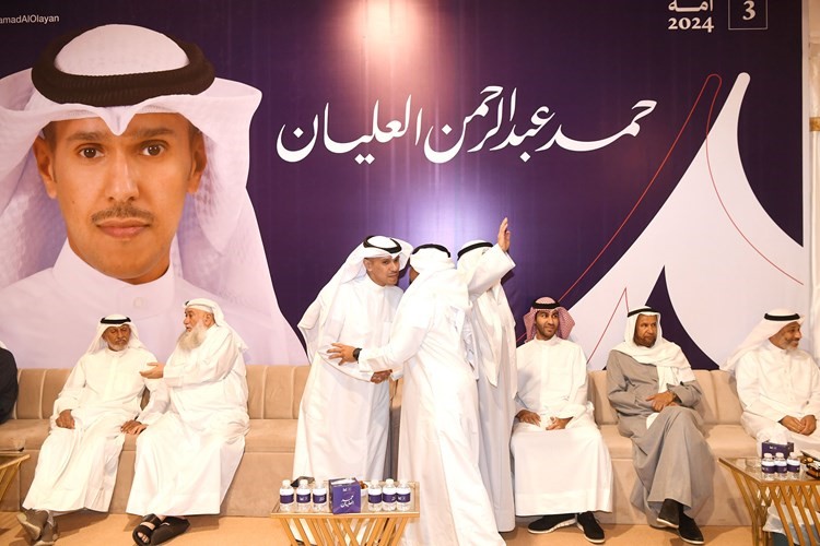 حمد العليان خلال استقباله أبناء الدائرة