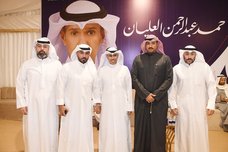حمد العليان يتوسط مجموعة من ابناء الدائرة