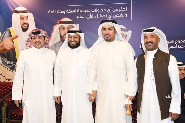 عبد الله فهاد متوسطا عددا من أبناء الدائرة