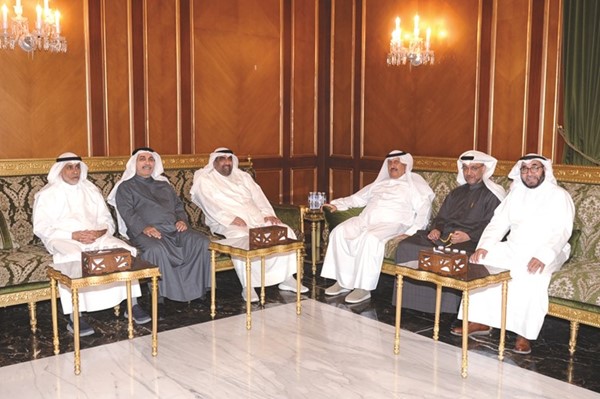 الحضور خلال حفل الاستقبال الذي أقامه النائب السابق ومرشح الدائرة الثالثة جراح الفوزان