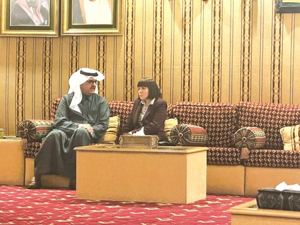 سفير خادم الحرمين سمو الأمير سلطان بن سعد والسفيرة الأميركية كارين ساساهارا