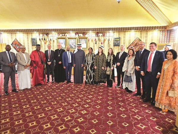 سمو الأمير سلطان بن سعد متوسطا عددا من السفراء والمهنئين