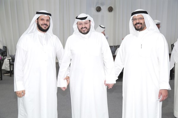 د. عبدالعزيز الصقعبي مع اثنين من الناخبين