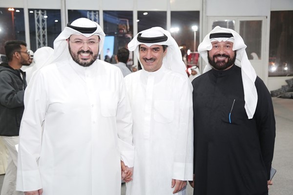 د. عبدالعزيز الصقعبي مع ناخبين من الدائرة الثالثة