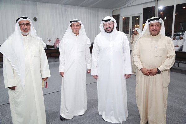 د. عبدالعزيز الصقعبي متوسطا بعض المهنئين