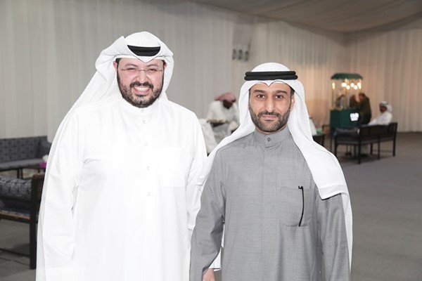 د. عبدالعزيز الصقعبي مستقبلا احد الناخبين
