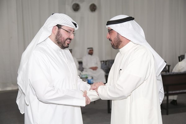 د. عبدالعزيز الصقعبي مستقبلا احد الناخبين