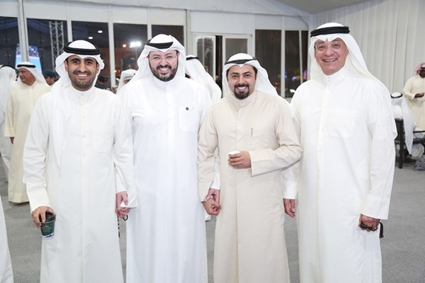 د. عبدالعزيز الصقعبي متوسطا عددا من أبناء الدائرة