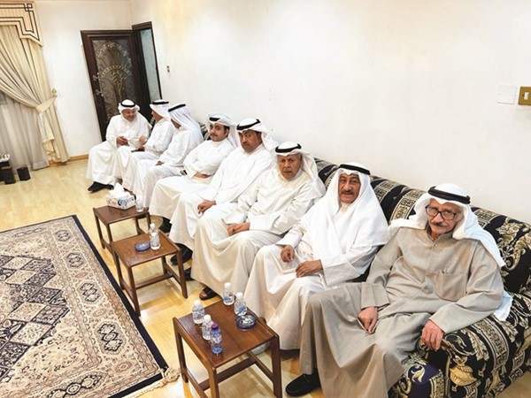 السفير عبداللطيف اليحيا مع عدد من المهنئين