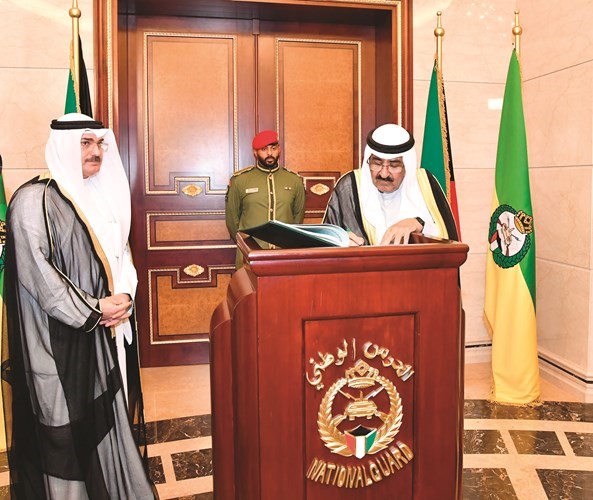 صاحب السمو الأمير الشيخ مشعل الأحمد يسجل كلمة في سجل الشرف