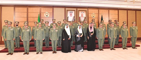 صاحب السمو الأمير الشيخ مشعل الأحمد ورئيس الوزراء سمو الشيخ د. محمد الصباح والشيخ فيصل النواف والفريق الركن م. هاشم الرفاعي وقيادات الحرس الوطني