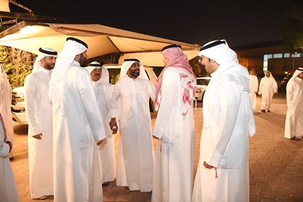 الوسمي في حديث مع بعض الحضور خارج الديوان