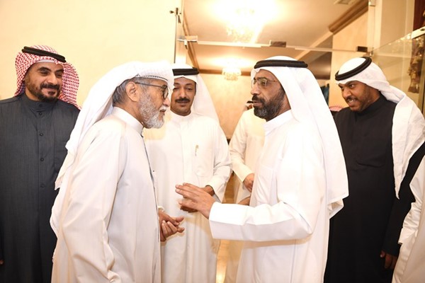 د.عبيد الوسمي في حديث مع أحد الحضور