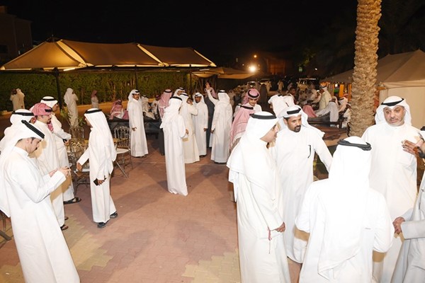 جمع من أبناء الدائرة أمام ديوان د.عبيد الوسمي
