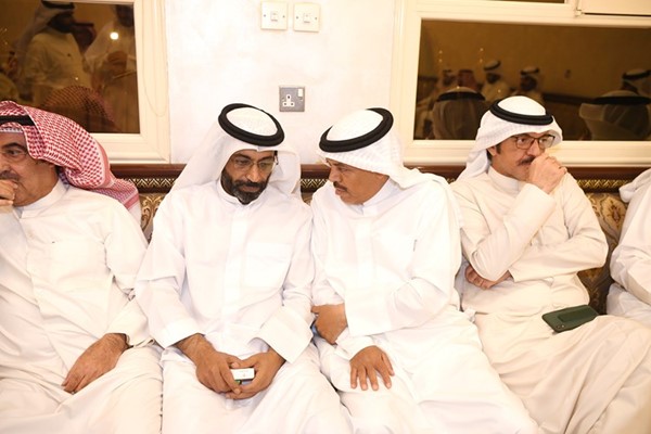 الوسمي في حديث جانبي مع أحد الحضور