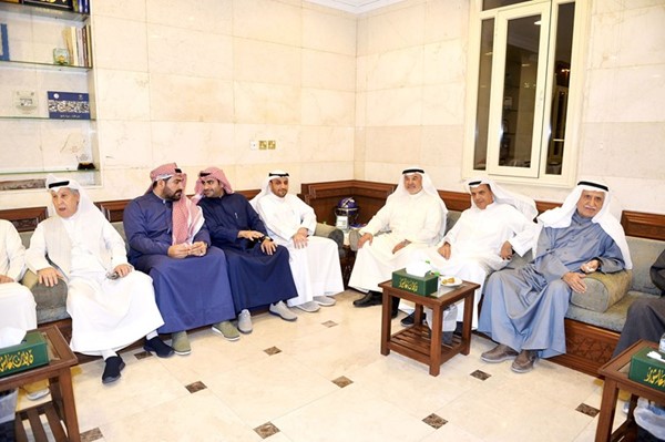 صالح عاشور يتوسط بعض الحضور
