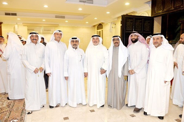 صالح عاشور متوسطا بدر قبازرد وبعض الحضور