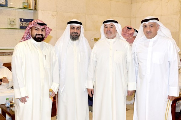 صالح عاشور وعدد من أبناء الدائرة