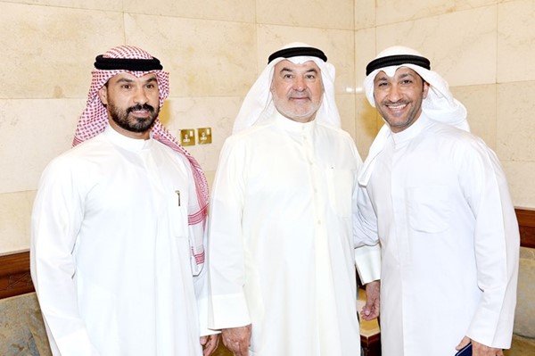 صالح عاشور متوسطا اثنين من مؤيديه