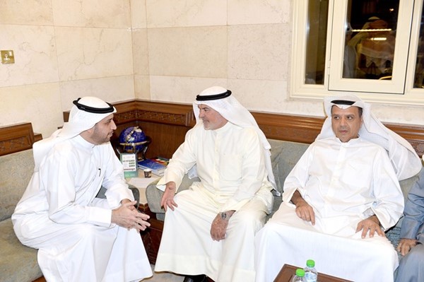 صالح عاشور يستمع لأحد أبناء الدائرة
