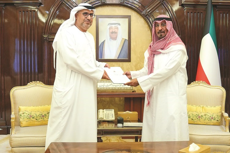 سمو الشيخ د.محمد الصباح يتسلم الدعوة من سفير الإمارات د.مطر النيادي