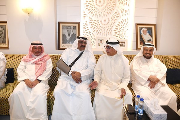 علي الفضالة مع المهنئين بالشهر الفضيل