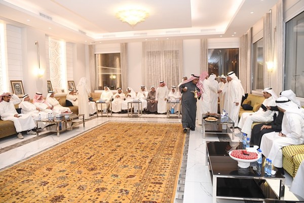 جمع من الحضور في ديوان الجارالله الخرافي