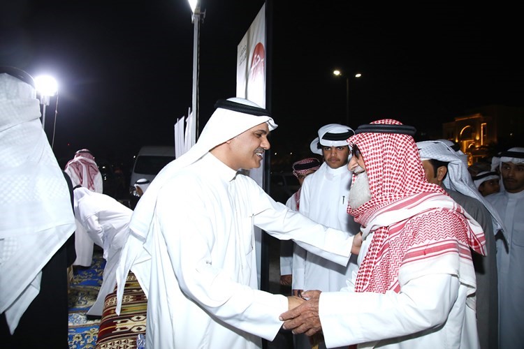 د.محمد الدوسري يرحب بأحد كبار السن