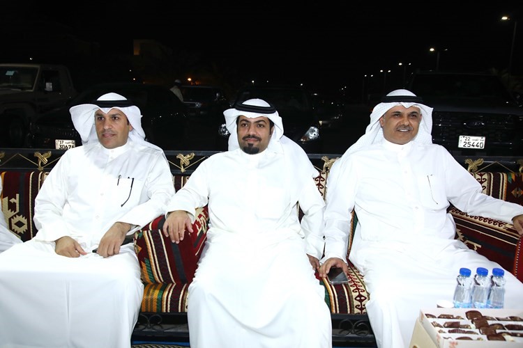 د.محمد الدوسري مع اثنين من أبناء الدائرة