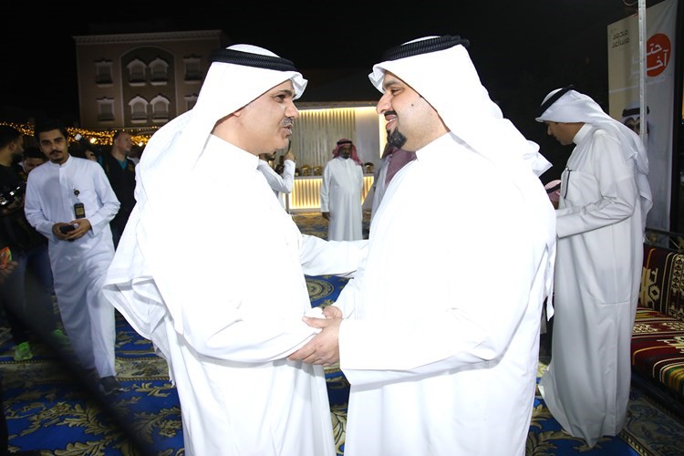 د.محمد الدوسري مصافحا أحد الناخبين