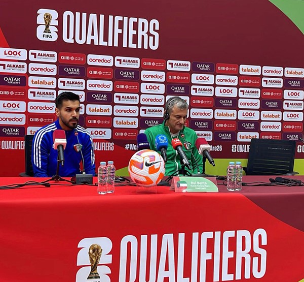 مدرب الأزرق البرتغالي روي بينتو متحدثاً خلال المؤتمر الصحافي وبجواره فيصل زايد