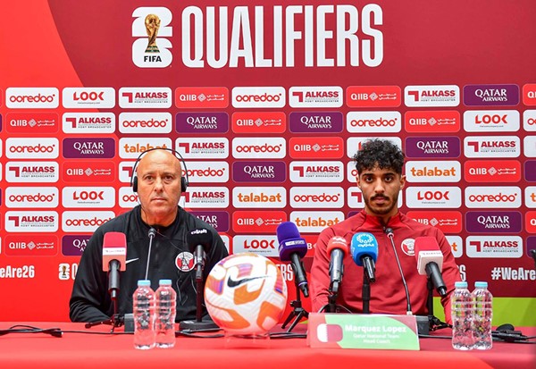 مدرب العنابي الإسباني ماركيز لوبيز وجاسم جابر خلال المؤتمر الصحافي