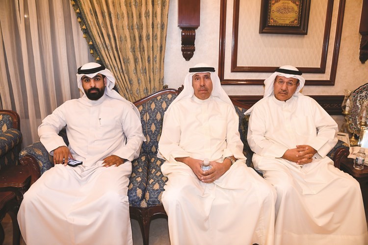 جانب من الحاضرين في ديوان المطير